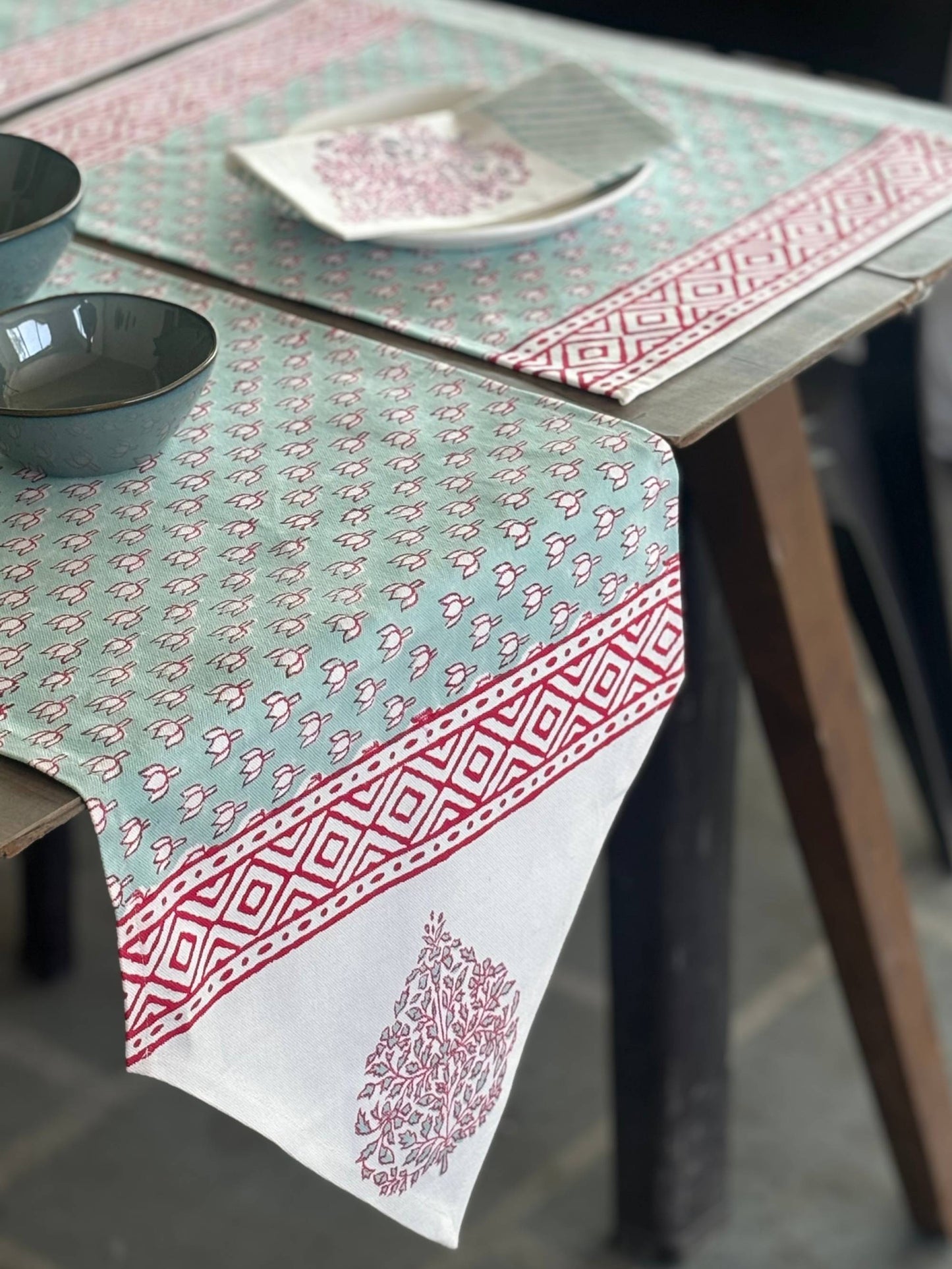 Lotus table linen set